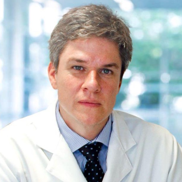 "As próteses de joelho e a cirurgia ortopédica: realidade e futuro no Brasil" Dr. Paulo Henrique Araújo 