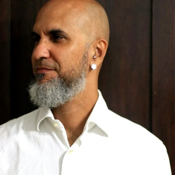 Literatura em Ato: Corpo, Voz e Performance na Leitura Literária