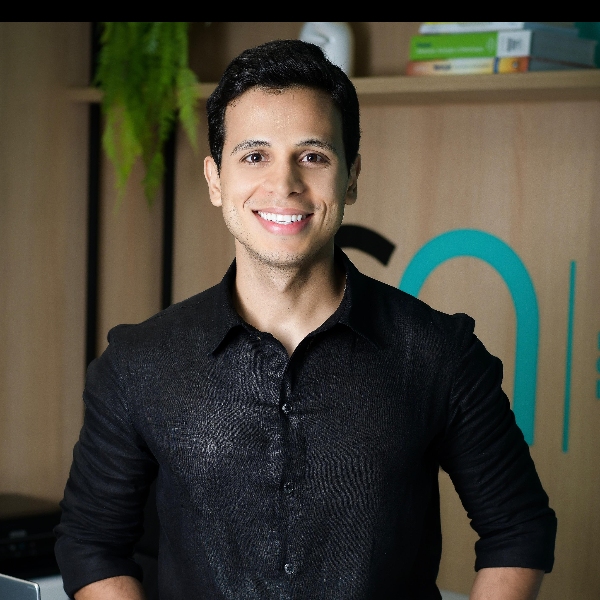 Dr. Lucas Santos