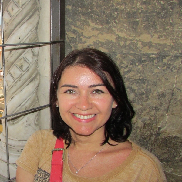 Palestra "Vestígios nos livros: reflexões sobre as marcas de proveniência bibliográfica".  Stefanie Cavalcanti Freire – UNIRIO