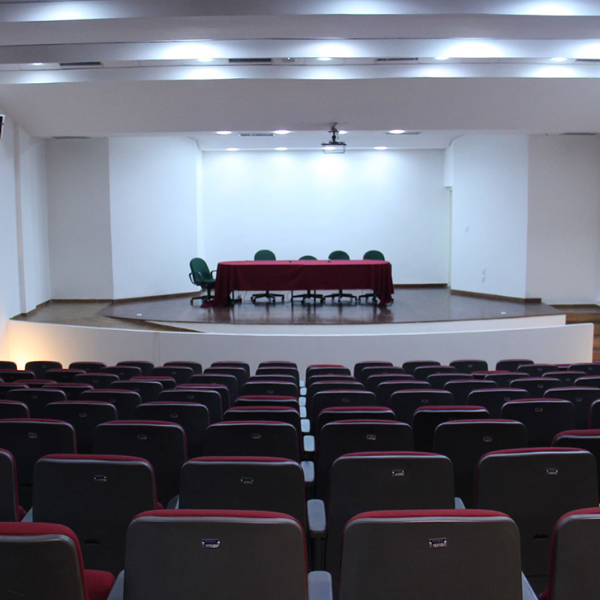 Ensaios experimentais de restrição alimentar e crescimento compensatório do L. vannamei.