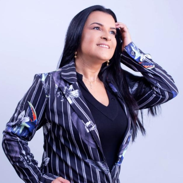 Adriana Ayres