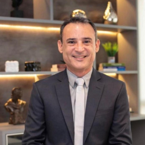 Dr. Adriano Moura de Menezes Dantas