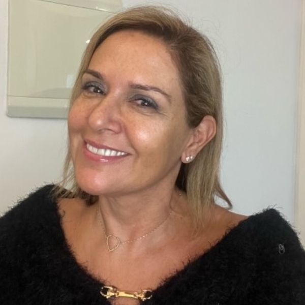 Profa. Dra. Viviane de Leon