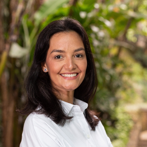 Dra. Larissa Athayde Costa 