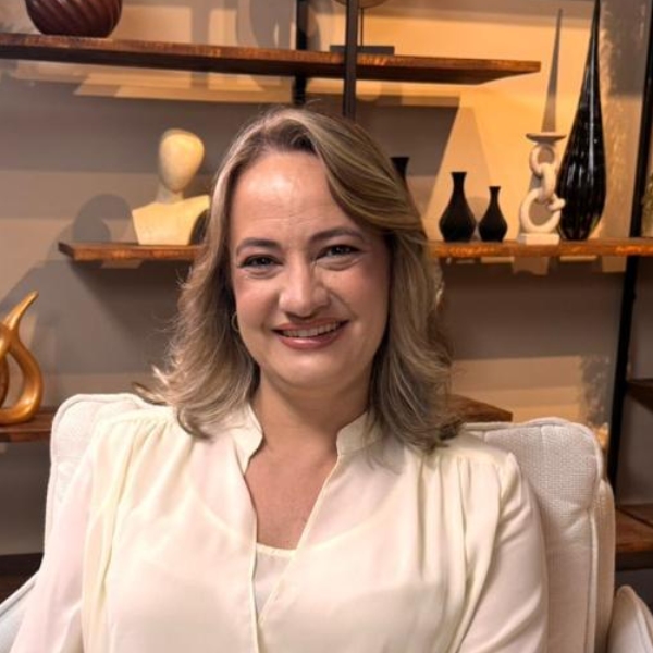 Profa. Dra. Carolina Resende (Brasil)